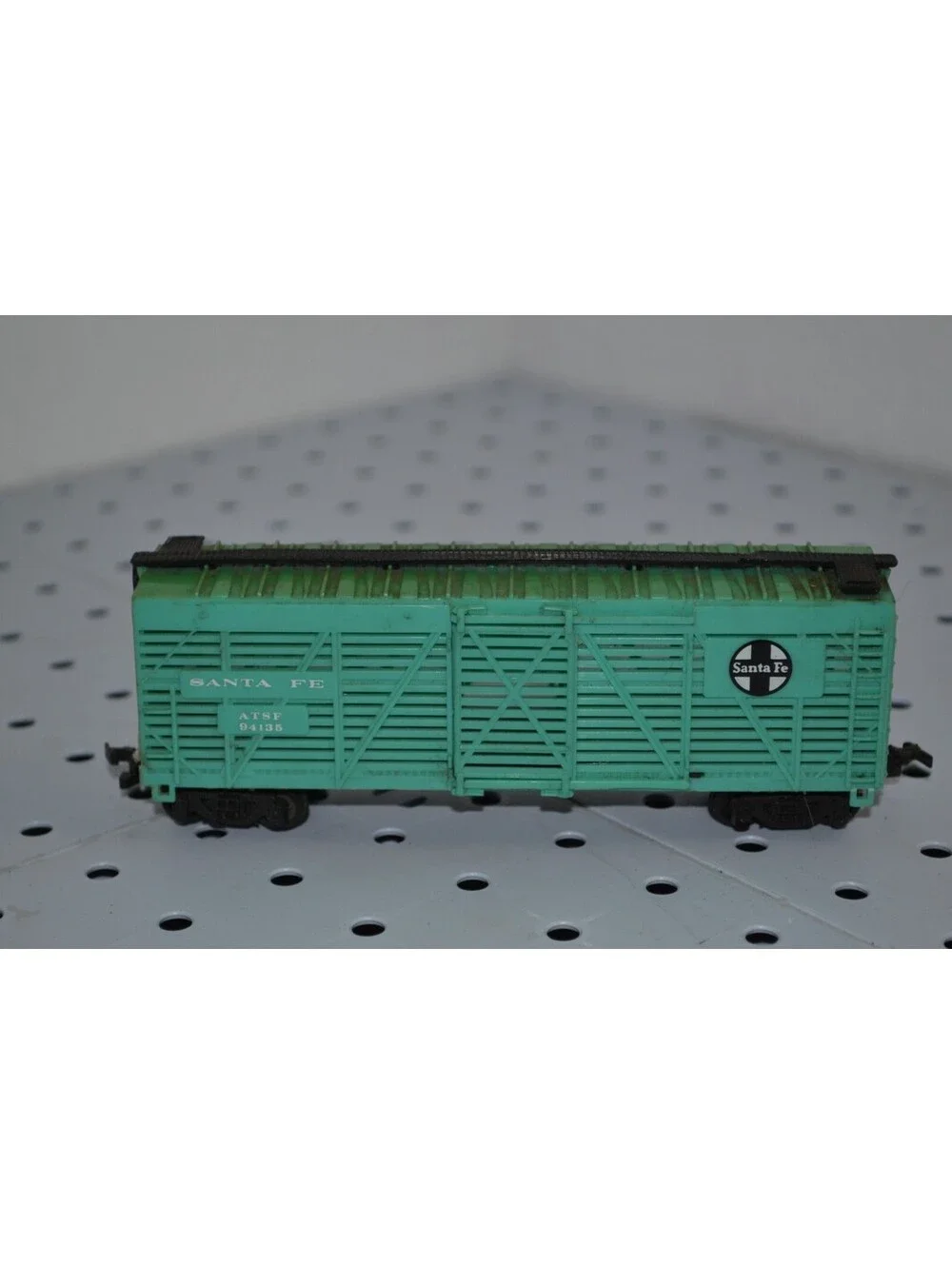 HO Train Lot of 2 Tyco Swift Refrigerator Car & Bachmann Santa Fe Wood Stock Car